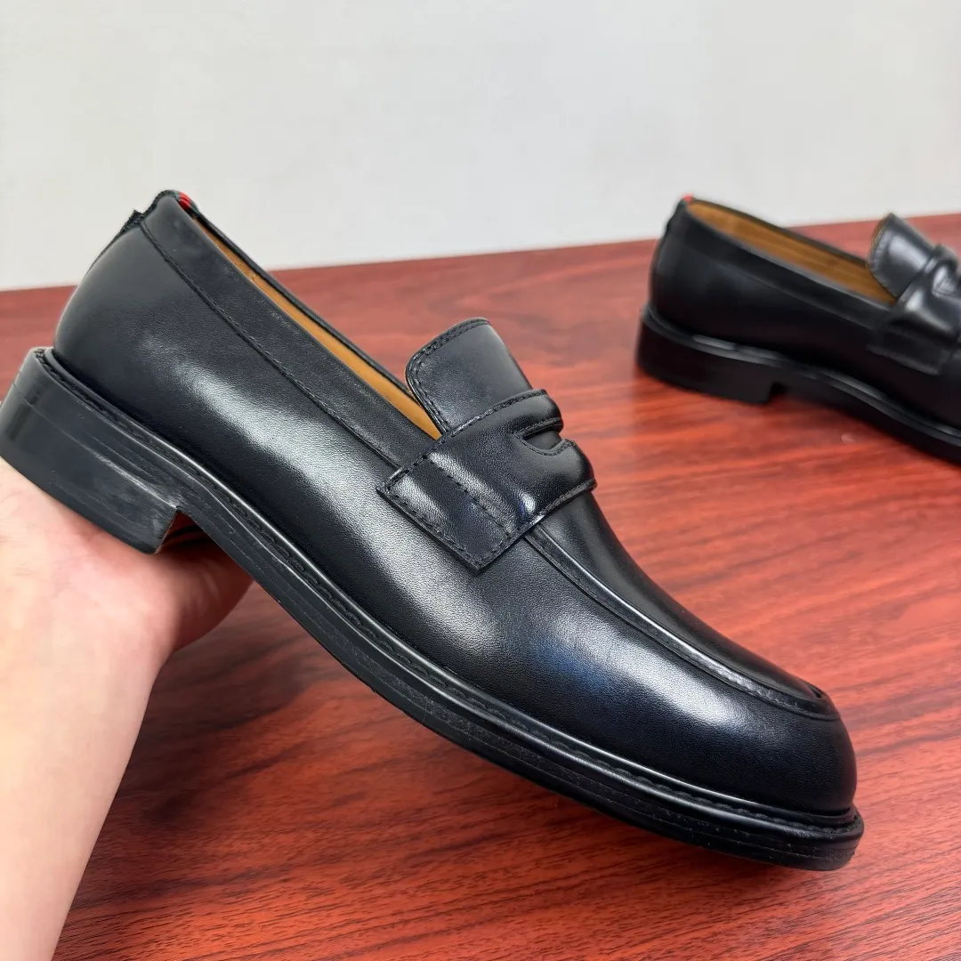 Batch 980 Gucci/Gucci new men's solid color leather loafers! These elegant loafers are crafted from soft glossy cowhide and are available in two styles. The upper is decorated with genuine leather buckles, adding low-key and unique logo pattern elements. Simple style design. Classic European and American last style. Standard style. Red and green webbing decoration on the heel embellishes brand style details. Select high-quality leather, look at the details for textured workmanship, dyed calfskin lining, uniform and delicate pores, soft and comfortable. Thickened leather outsole, composite rubber bottom sheet at the heel, excellent foot comfort, wear-resistant and non-slip, the first choice for light luxury, versatile for footwear, and comes with a full set of packaging! Size: 39-40-41-42-43-44 leather shoe size (38.45.46 can be customized) Item number: 812168 Leather black